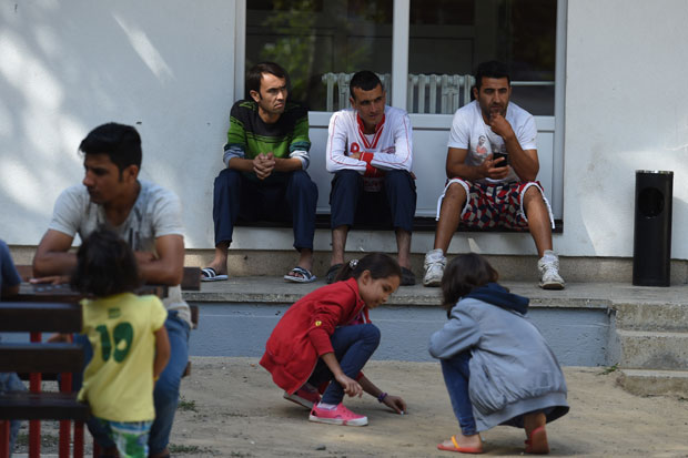 Мектићу мигранти љуљају столицу